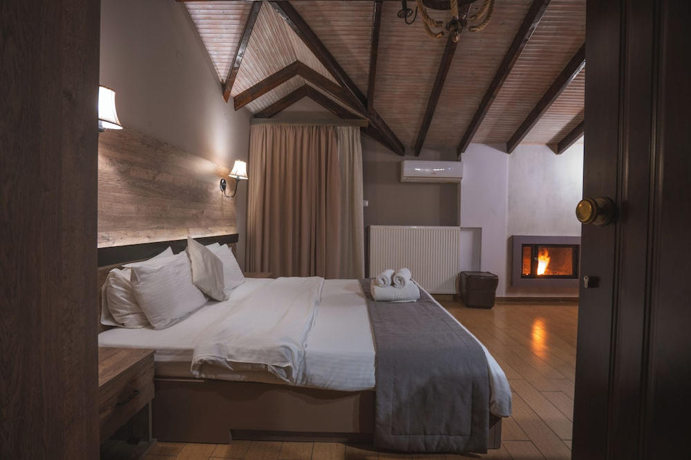 Standard Double room with balcony (full double bed)