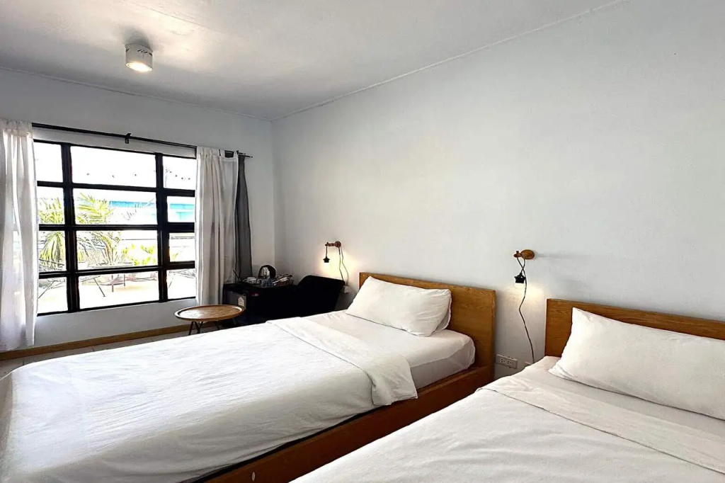 Beige Poshtels — 3