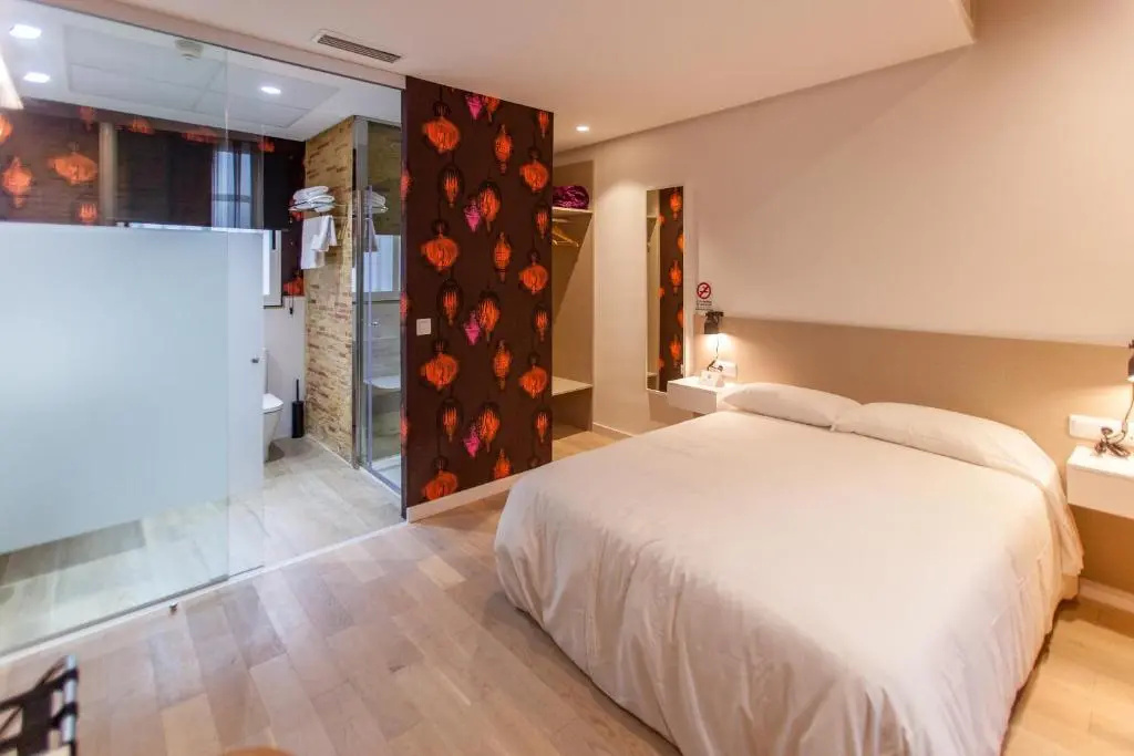 Deluxe Double room (full double bed)