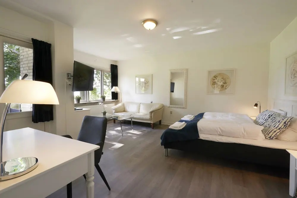 Deluxe Double room with balcony and with lake view (full double bed)