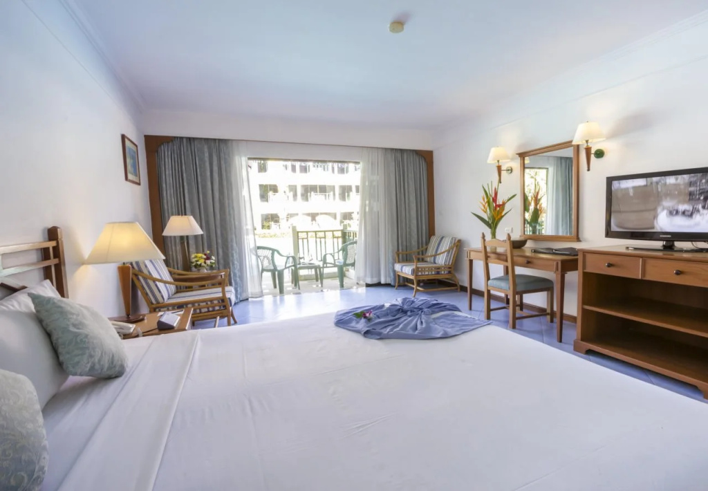 Курортный отель Amora Beach Resort Phuket — фото