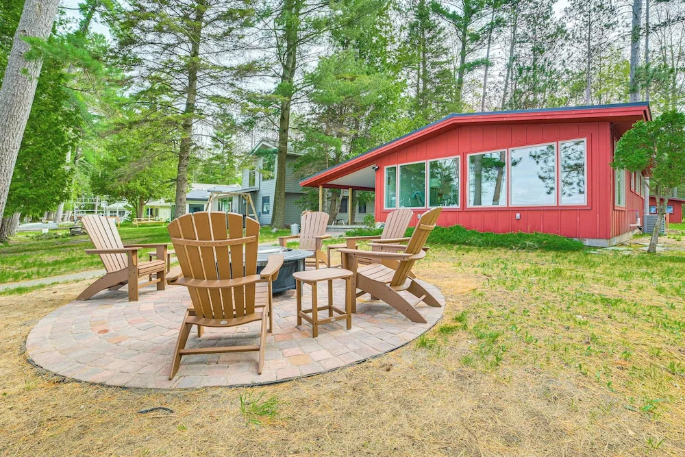 Higgins Lake House w/ Swimming Dock!