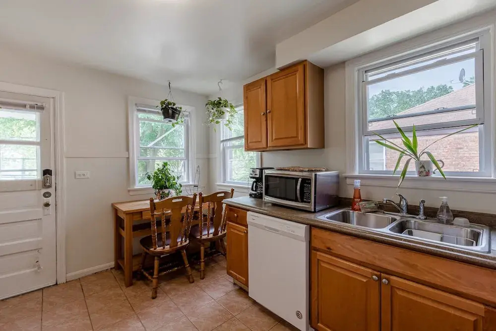 Bright and Charming 2 Bed Apartment in Evanston by AllSet Turnover - фото 12