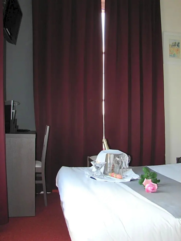 Standard Double room with street view (full double bed)