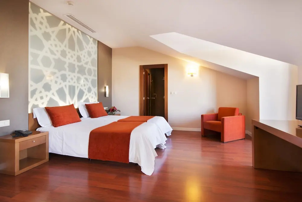 Classic Double room with balcony (full double bed)