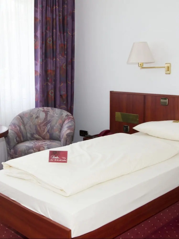 Standard Triple room with partial view