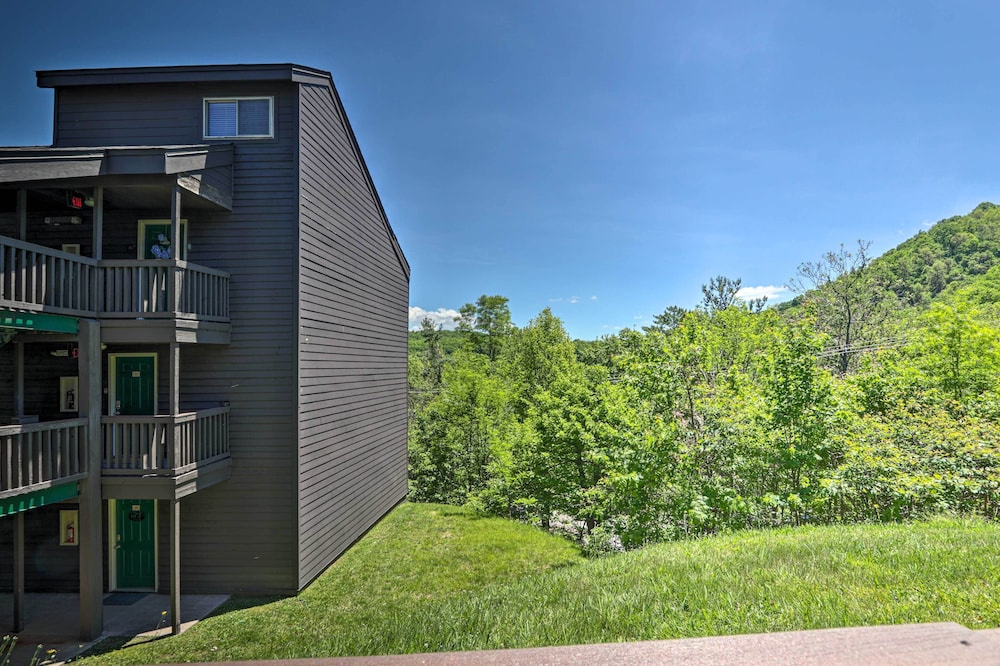 Condo w/ Pool & Grill Access ~ 4 Mi to Gatlinburg!