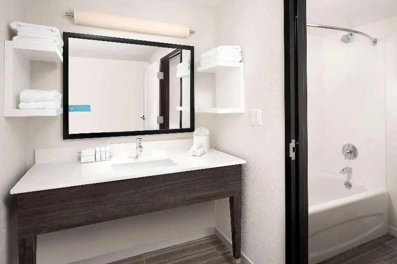 Hampton Inn & Suites Anaheim Garden Grove - Chambres