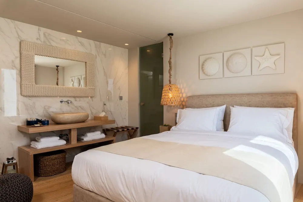 Superior Double Suite with sea view (full double bed)