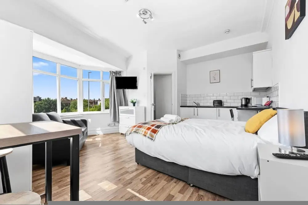 Stylish Studio Room in Leeds Private Ensuite Street Parking