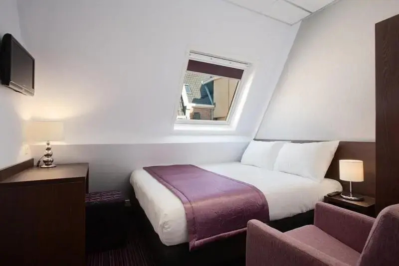 Small Double room (full double bed)