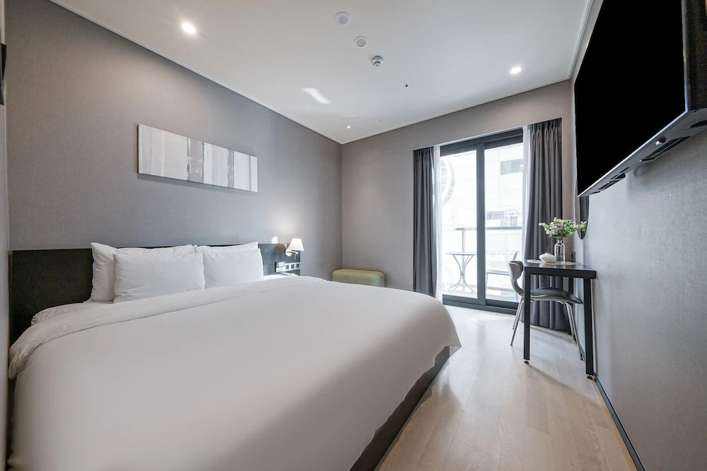 Superior Double room with balcony (full double bed)