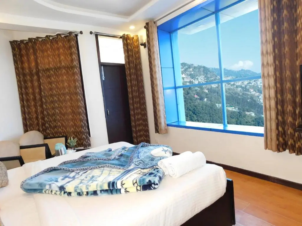 Standard room with mountain view