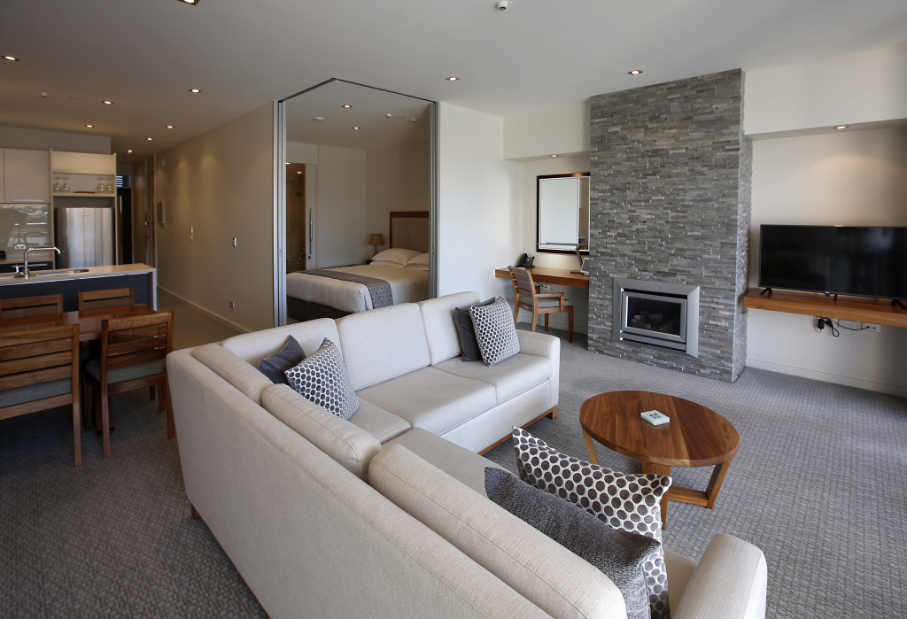 The Rees Hotel, Luxury Apartments & Lakeside Residences by null