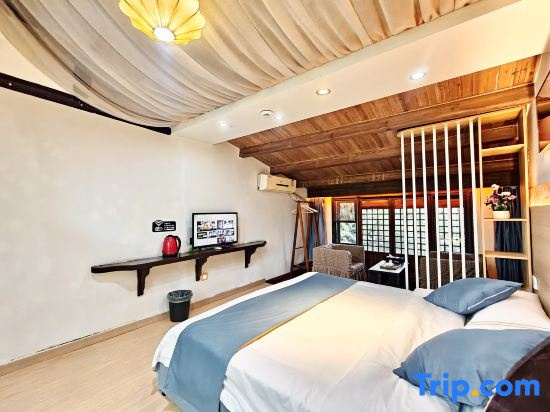 Standard Double room with lake view (full double bed)