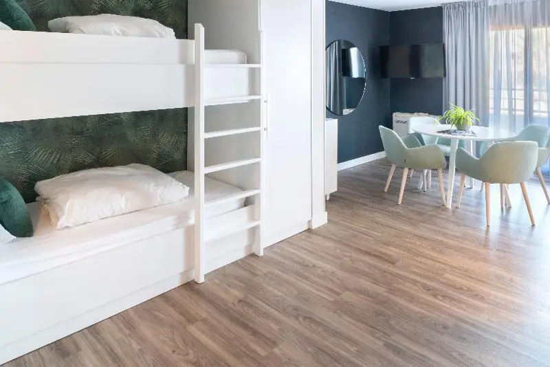 Deluxe Quadruple Family room