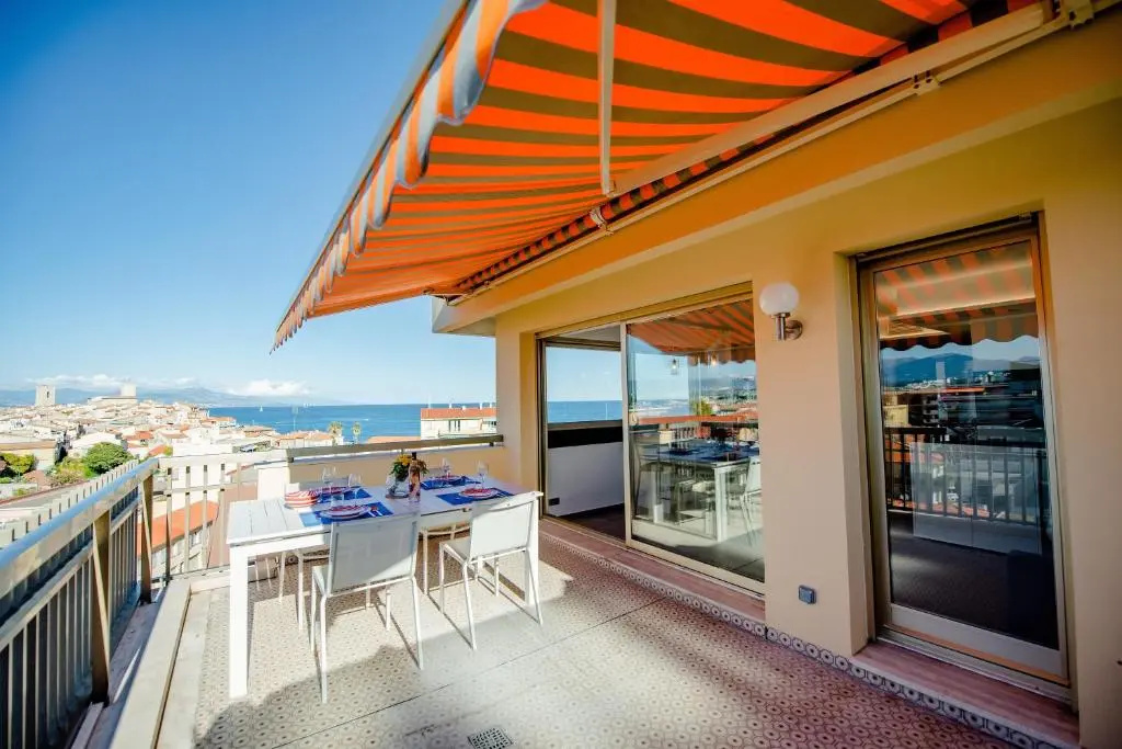 High Standing with Incredible Old Antibes and Sea views