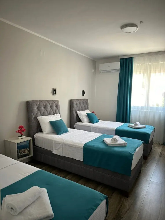 Deluxe Triple room with balcony and with city view