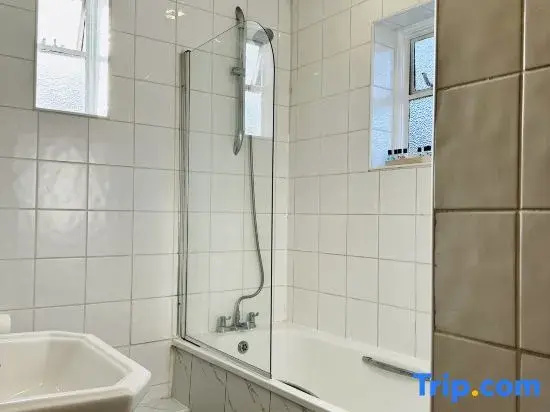 OYO Bath Road Apartments