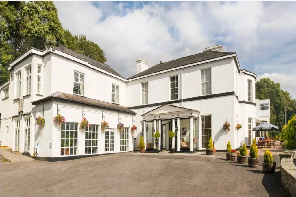 The Manor Hotel
