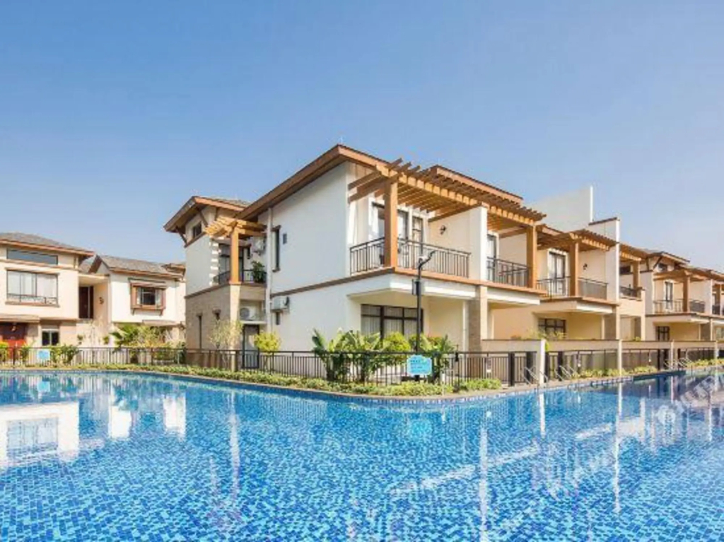 Baodun Lake Hushan Hot Spring Resort