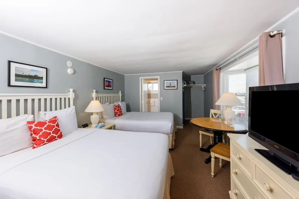 Standard Quadruple room with city view