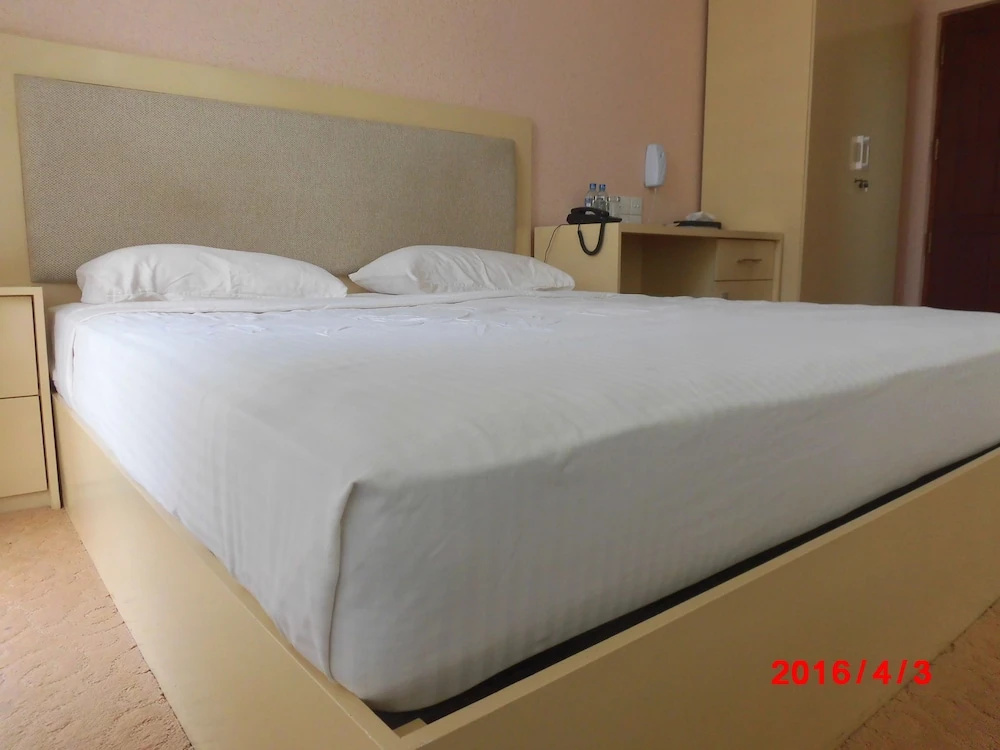 Standard Double room with lake view (full double bed)