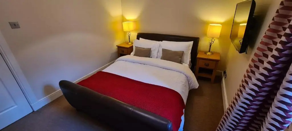 Coats Apartments, Paisley near Glasgow Airport, Paisley Gilmour Street Station, UWS, Royal Alexandria Hospital & Paisley Town Centre
