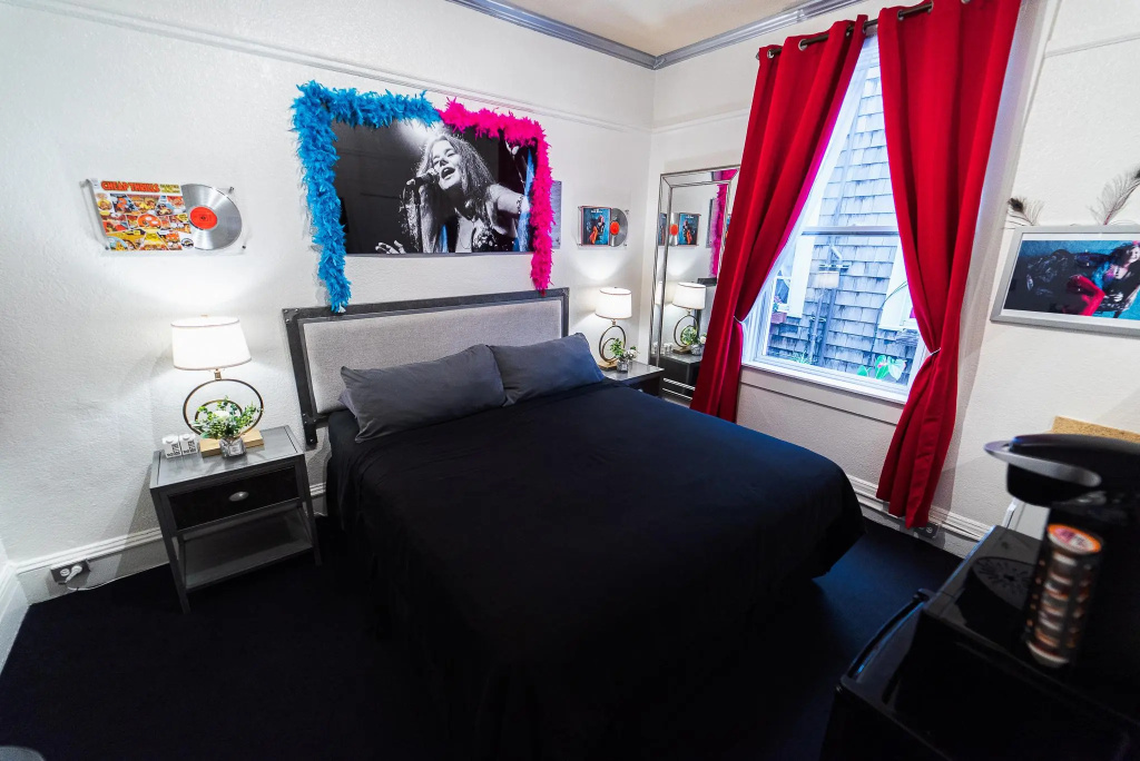 Deluxe Double room (full double bed)