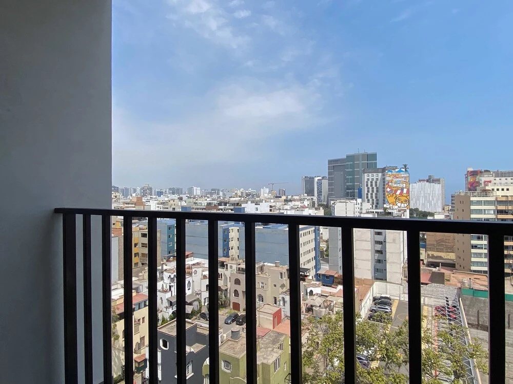 w Luxury 3BR w Balcony in Upscale Miraflores