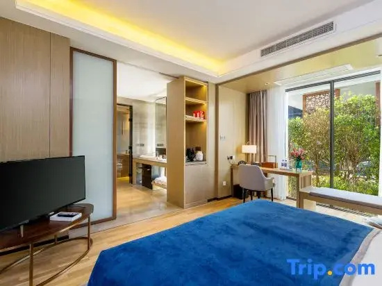 5 Bedrooms Villa