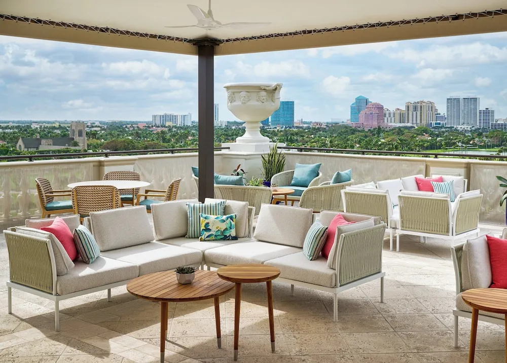 Standard Club room with ocean view