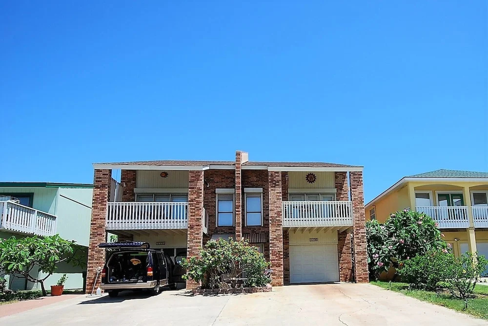 112 E. Cora Lee Townhouse 3 Bedrooms 3 Bathrooms Townhouse