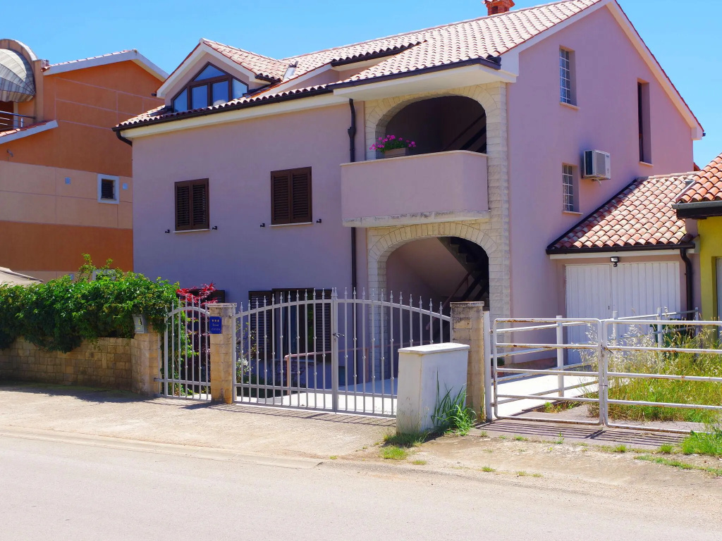 Comfortable apartment with covered terrace and fenced garden