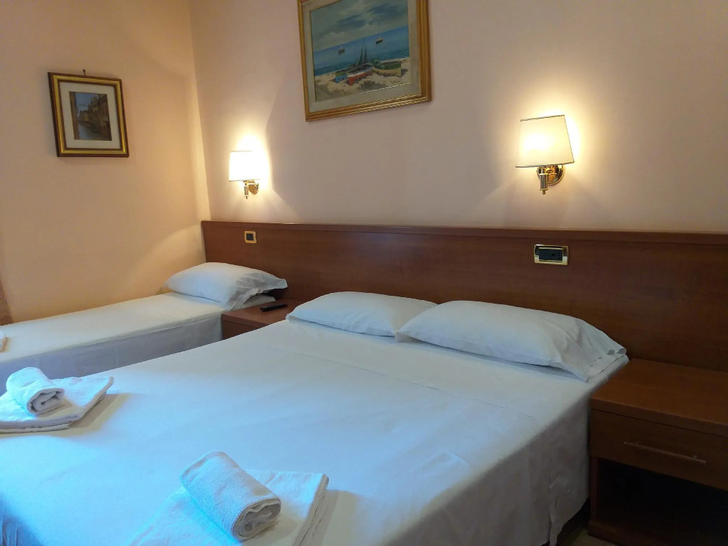 Standard Quadruple room with street view