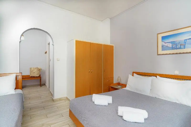 Standard Quadruple room with partial sea view