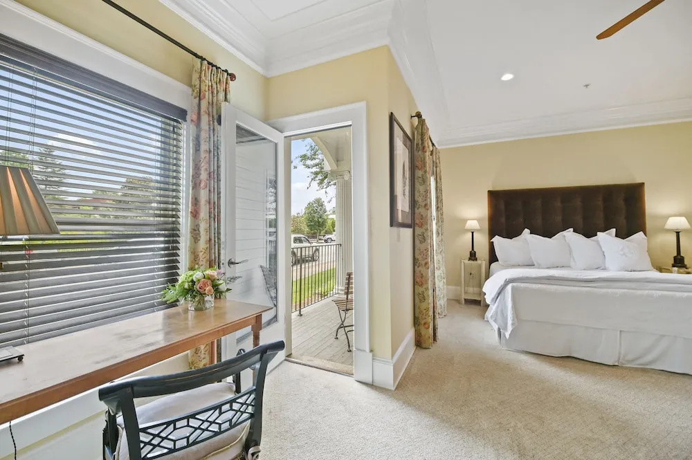 Suite with balcony and with city view