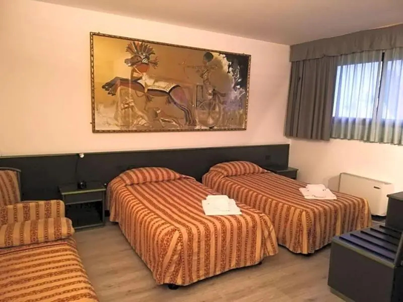 Green Hotel — 4