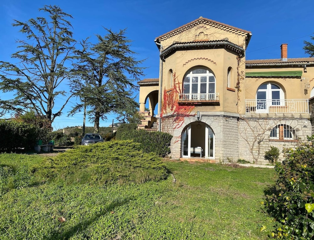 Magnificent Family Villa Near the Ceze River