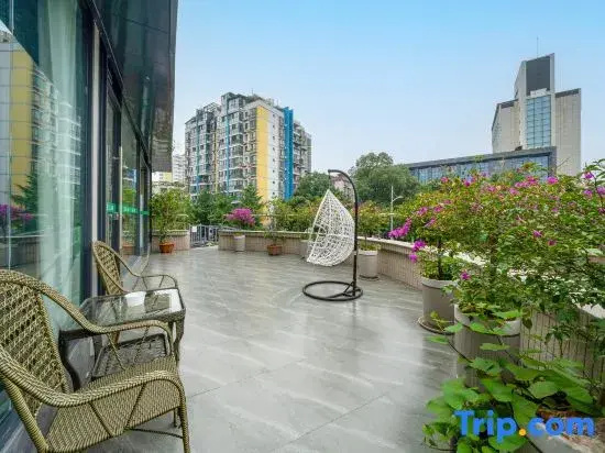 Chengdu Bimanting Hotel (Baiguolin Metro Station, Broad and Narrow Alley)