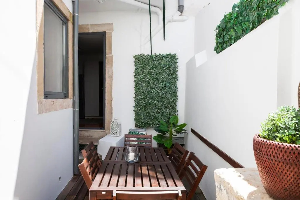 Alfama Terrace Apartment With Authentic XVIII Tiles And Historic Notes 3 Bedrooms & 2 Bathrooms AC