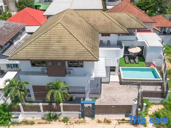 9 BR Pool Villa near Shopping Mall.