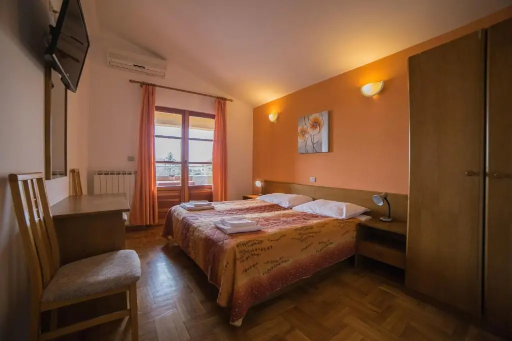 Standard Double room with balcony (full double bed)