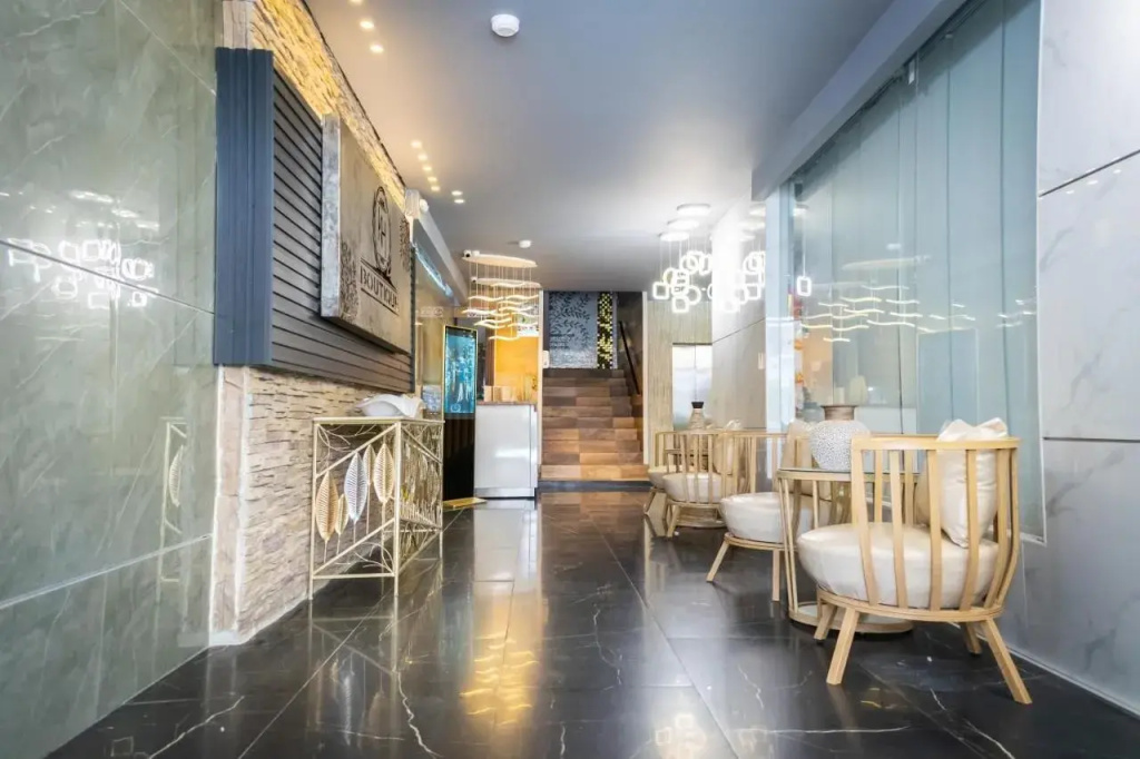 Lobby & Reception