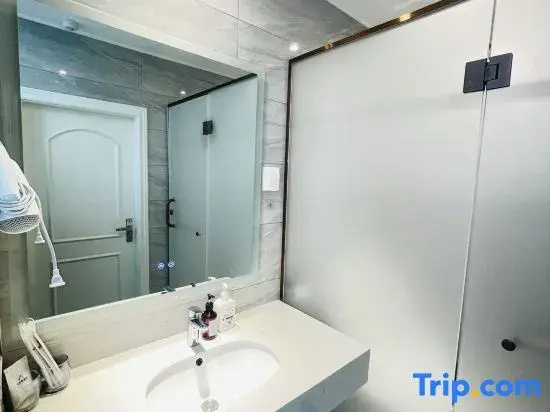 Madrigal hotel 203