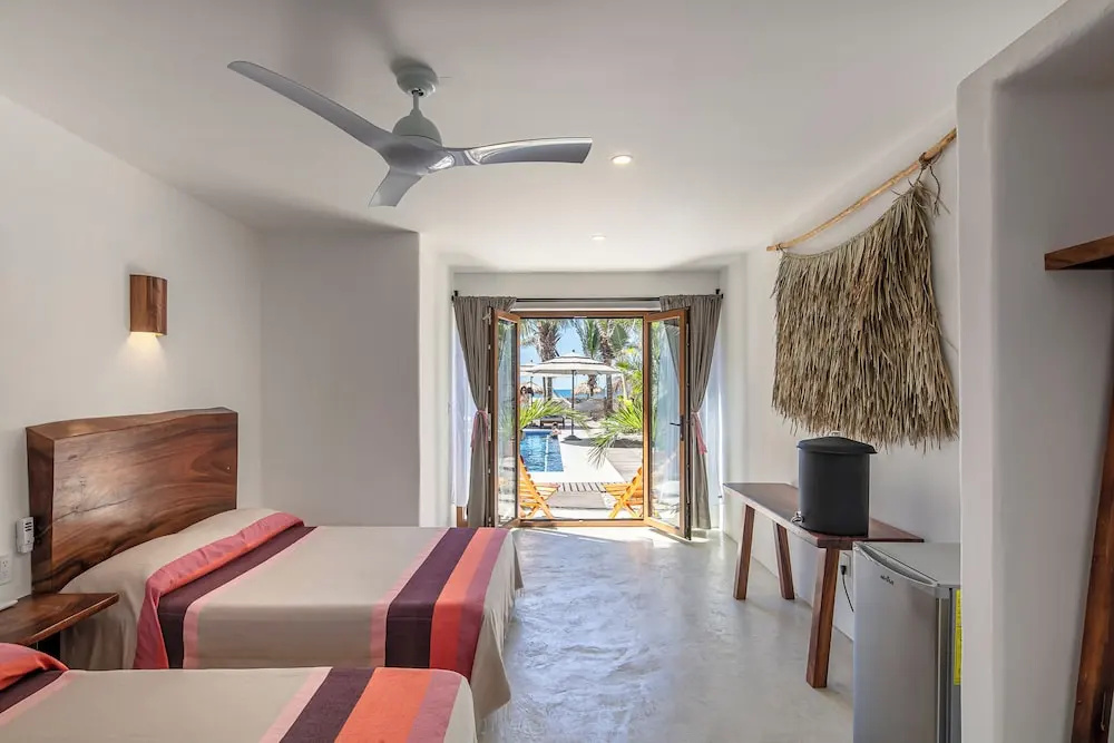 Standard Quadruple room with pool view