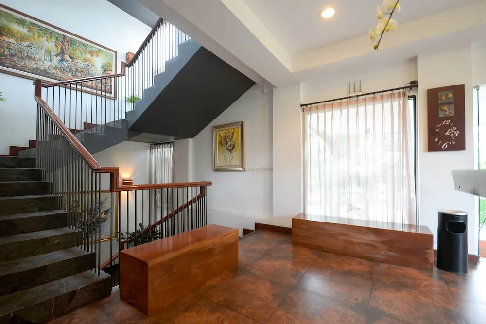 Lobby & Reception
