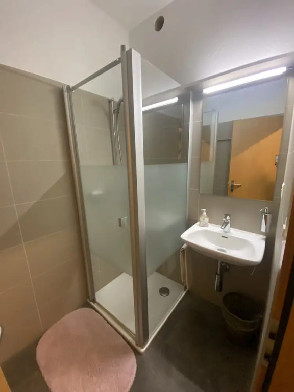 標準三人房，附設陽台及山景觀房單人床