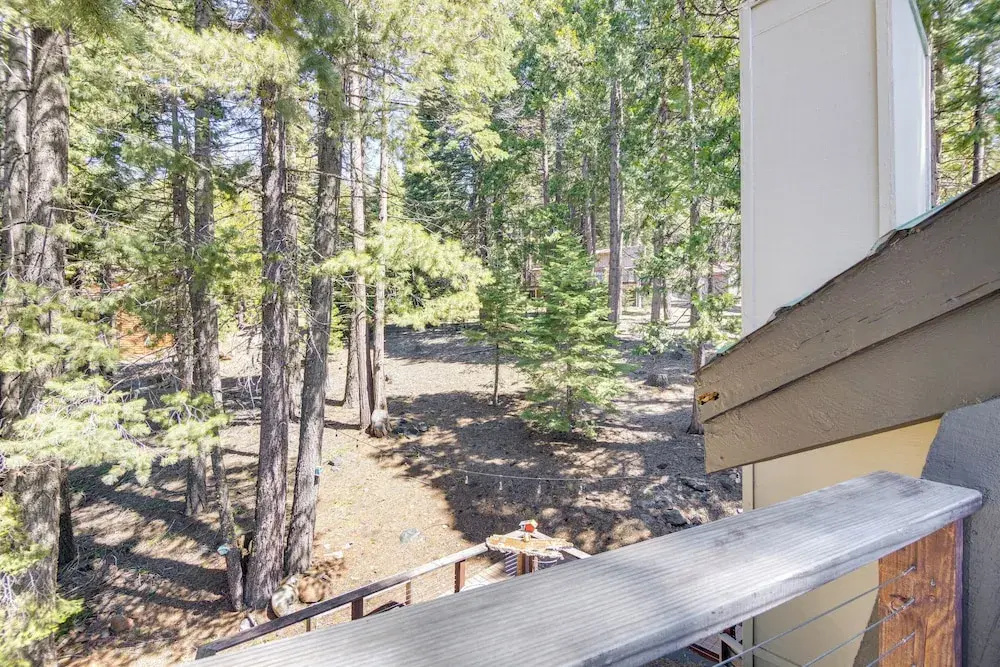 Woodsy Lake Almanor Cabin w/ Community Perks!