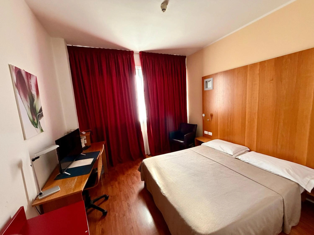 Hotel Executive — 3